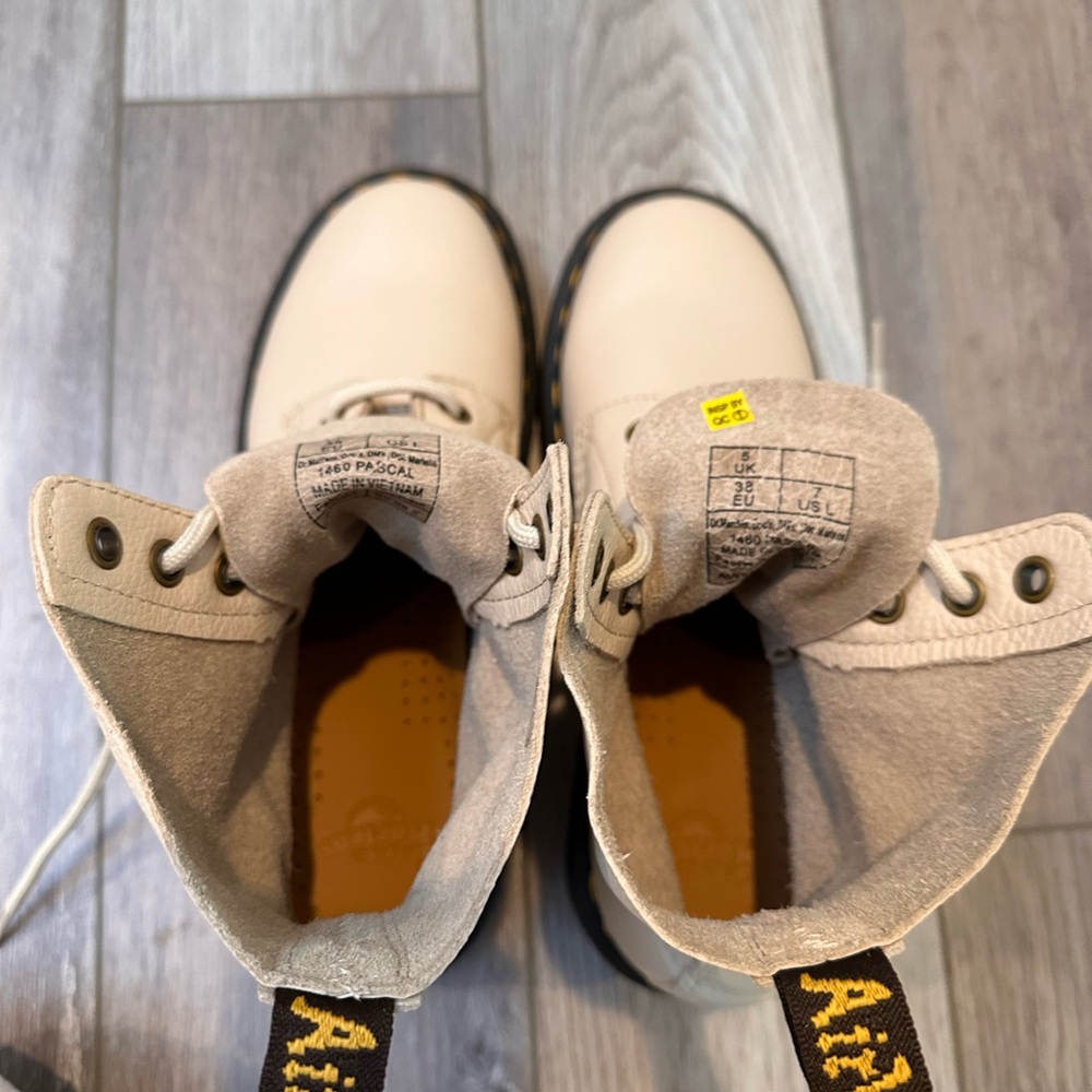 Dr. Martens Boots Sz 7 Docs - Picture 4 of 7